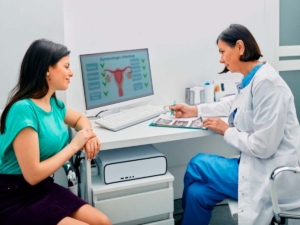 Paciente y doctora hablando del eco doppler ginecológico