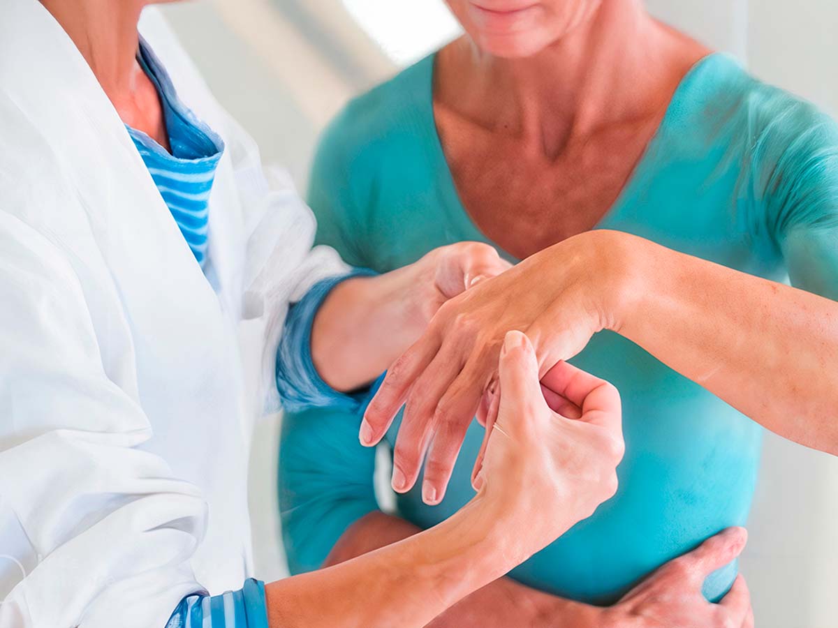 Especialista y paciente con artritis reumatoide