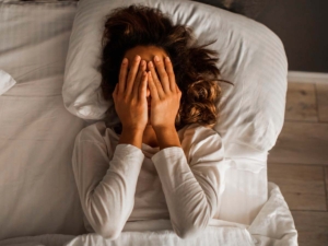 Mujer con resaca del sueño