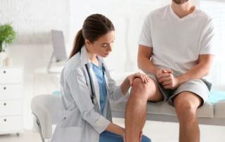 Doctora evaluando paciente con bursitis