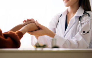 Doctora y paciente con ansiedad por estudios médicos