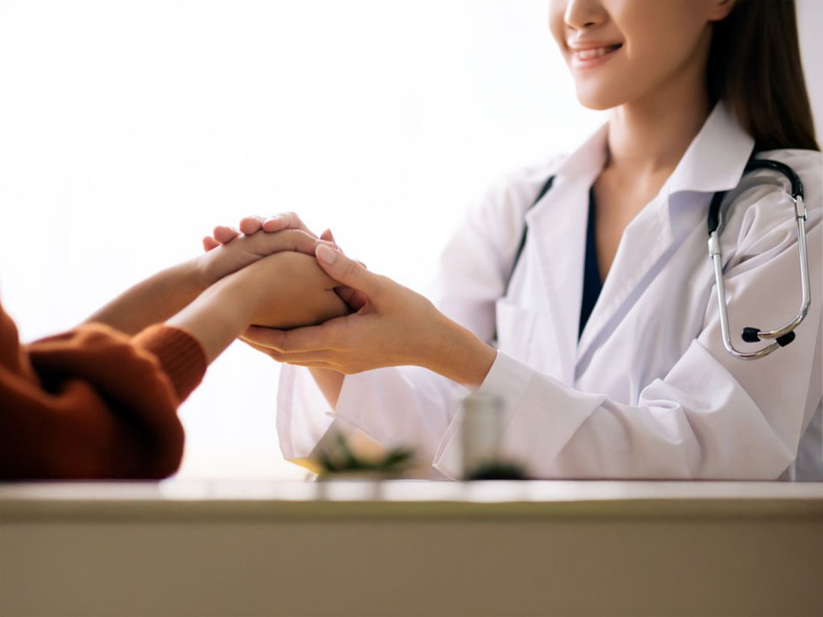 Doctora y paciente con ansiedad por estudios médicos
