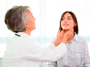 Doctora evaluando paciente con enfermedades autoinmunes